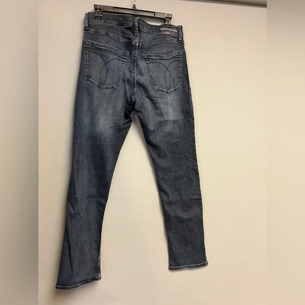 Two pairs of Calvin Klein jeans. Dark and Blue rinse. Straight leg size 32x32. - Picture 5 of 7